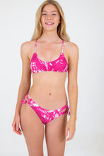 Laden Sie das Bild in den Galerie-Viewer, Model Front: Rio De Sol Haut Top Pink-Palms Bralette
