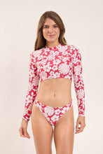 Laden Sie das Bild in den Galerie-Viewer, Model Front: Rio De Sol Haut Top Pua-Hibiscus Reef

