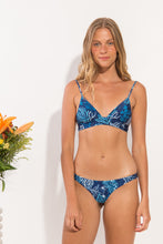 Laden Sie das Bild in den Galerie-Viewer, Model Front: Rio De Sol Haut Top Reef Tri-Cos

