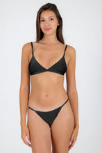 Laden Sie das Bild in den Galerie-Viewer, Model Front: Rio De Sol Haut Top Shimmer-Black Tri-Fixo
