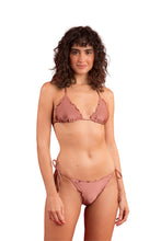 Laden Sie das Bild in den Galerie-Viewer, Model Front: Rio De Sol Haut Top Shimmer-Copper Frufru
