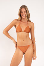 Laden Sie das Bild in den Galerie-Viewer, Model Front: Rio De Sol Haut Top Shimmer-Nocciola Frufru
