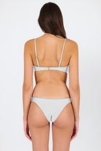 Laden Sie das Bild in den Galerie-Viewer, Model Back: Rio De Sol Haut Top Shimmer-White Bandeau-Knot
