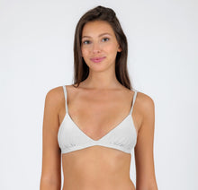 Laden Sie das Bild in den Galerie-Viewer, Model Front: Rio De Sol Haut Top Shimmer-White Tri-Fixo
