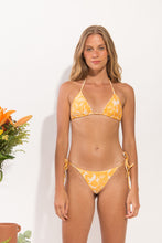Laden Sie das Bild in den Galerie-Viewer, Model Front: Rio De Sol Haut Top Sunny-Forest Tri-Inv
