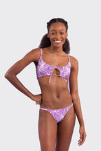 Laden Sie das Bild in den Galerie-Viewer, Model Front: Rio De Sol Haut Top Trail-Purple Tank-Tie
