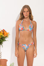 Laden Sie das Bild in den Galerie-Viewer, Model Front: Rio De Sol Haut Top Zinnia Mel
