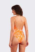 Laden Sie das Bild in den Galerie-Viewer, Model Back: Rio De Sol Une Pièce Trail-Orange Hype
