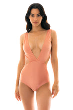 Laden Sie das Bild in den Galerie-Viewer, Model Front: Rio De Sol Une Pièce Trikini Ouro Rosa
