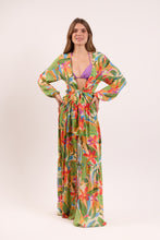 Laden Sie das Bild in den Galerie-Viewer, Model Front: Rio De Sol Vêtement De Plage Tropical Long Dress Verona
