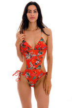 Laden Sie das Bild in den Galerie-Viewer, Model Front: Rio De Sol Une Pièce Wildflowers Trikini
