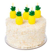 Laden Sie das Bild in den Galerie-Viewer, Model Front: Sunnylife Bougies Pineapple Cake Candle

