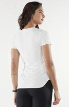 Laden Sie das Bild in den Galerie-Viewer, Alongada Gola V Branco Skin Fit T-Shirt
