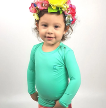 Laden Sie das Bild in den Galerie-Viewer, Model Front: Uv Line T-Shirt Camiseta Baby Nina Verde Claro Upf50+
