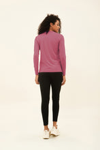Laden Sie das Bild in den Galerie-Viewer, Model Back: Uv Line T-Shirt Camiseta Uvpro Br Ml Malva Upf50+
