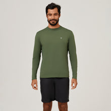 Laden Sie das Bild in den Galerie-Viewer, Model Front: Uv Line T-Shirt Camiseta Uvpro Ml Verde Militar Upf50+
