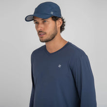 Laden Sie das Bild in den Galerie-Viewer, Model Front: Uv Line Casquette Cap New Fit Marinho Upf50+
