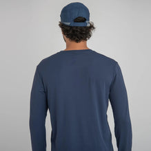 Laden Sie das Bild in den Galerie-Viewer, Model Back: Uv Line Casquette Cap New Fit Marinho Upf50+
