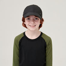 Laden Sie das Bild in den Galerie-Viewer, Model Front: Uv Line Casquette Cap Teen Colors Preto Upf50+
