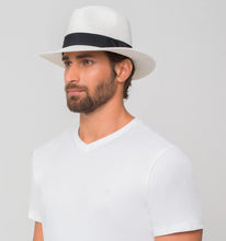 Laden Sie das Bild in den Galerie-Viewer, Model Back: Uv Line Chapeau Panama Chapeu Shanghai Imp Uni Branco/Preto
