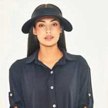 Laden Sie das Bild in den Galerie-Viewer, Model Front: Uv Line Visière Grecia Black Fit Upf50+
