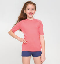 Laden Sie das Bild in den Galerie-Viewer, Model Front: Uv Line T-Shirt Kids Fpu50+ Uvpro Short Sleeve T-Shirt Coral Uv
