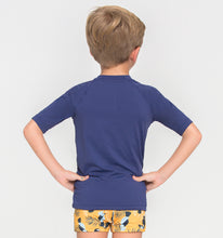 Laden Sie das Bild in den Galerie-Viewer, Model Back: Uv Line T-Shirt Kids Fpu50+ Uvpro Short Sleeve T-Shirt Navy Blue Uv
