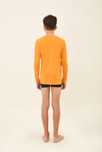 Laden Sie das Bild in den Galerie-Viewer, Model Back: Uv Line T-Shirt Kids Longsleeve Uvpro Laranja
