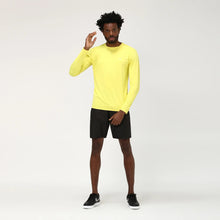 Laden Sie das Bild in den Galerie-Viewer, Model Front: Uv Line Fitness Haut Longsleeve Uvpro Amarelo Upf50+
