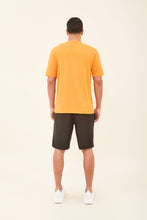 Laden Sie das Bild in den Galerie-Viewer, Model Back: Uv Line T-Shirt Longsleeve Uvpro Laranja Upf50+

