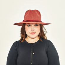 Laden Sie das Bild in den Galerie-Viewer, Model Front: Uv Line Chapeau Souple/Capeline Saint Germain Ferrugem Upf50+

