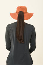 Laden Sie das Bild in den Galerie-Viewer, Model Back: Uv Line Chapeau Souple/Capeline San Diego Preto Caramelo Upf50+
