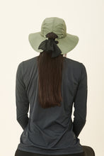 Laden Sie das Bild in den Galerie-Viewer, Model Back: Uv Line Chapeau Souple/Capeline San Remo Militar Preto Upf50+
