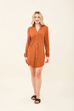 Laden Sie das Bild in den Galerie-Viewer, Model Front: Uv Line Vêtement De Plage Shirtdress Copenhagen Caramelo Upf50+
