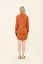 Laden Sie das Bild in den Galerie-Viewer, Model Back: Uv Line Vêtement De Plage Shirtdress Copenhagen Caramelo Upf50+
