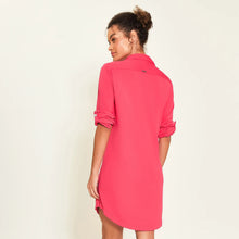 Laden Sie das Bild in den Galerie-Viewer, Model Back: Uv Line Vêtement De Plage Shirtdress Copenhagen Pink Upf50+
