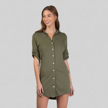Laden Sie das Bild in den Galerie-Viewer, Model Front: Uv Line Vêtement De Plage Shirtdress Copenhagen Verde Militar Upf50+
