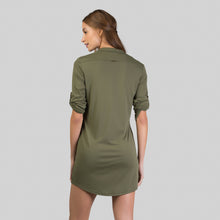 Laden Sie das Bild in den Galerie-Viewer, Model Back: Uv Line Vêtement De Plage Shirtdress Copenhagen Verde Militar Upf50+
