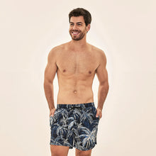 Laden Sie das Bild in den Galerie-Viewer, Model Front: Uv Line Short De Bain Short Acqua Coqueiros Marinho Upf50+
