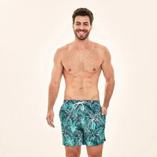 Laden Sie das Bild in den Galerie-Viewer, Model Front: Uv Line Short De Bain Short Acqua Coqueiros Turquesa Upf50+
