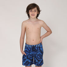 Laden Sie das Bild in den Galerie-Viewer, Model Front: Uv Line Maillot De Bain Garçon Short Acqua Oceano Inf Upf50+
