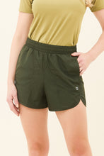 Laden Sie das Bild in den Galerie-Viewer, Gallery: Uv Line Fitness Bas Short Race Verde Militar Upf50+
