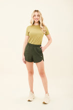 Laden Sie das Bild in den Galerie-Viewer, Model Front: Uv Line Fitness Bas Short Race Verde Militar Upf50+
