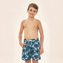 Laden Sie das Bild in den Galerie-Viewer, Model Front: Uv Line Maillot De Bain Garçon Shorts Aqua Hibiscus Kids Upf50+
