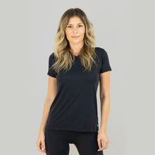 Laden Sie das Bild in den Galerie-Viewer, Model Front: Uv Line Fitness Haut Sport Fit Fem Preto Upf50+
