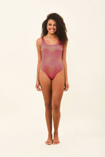 Laden Sie das Bild in den Galerie-Viewer, Model Front: Uv Line Une Pièce Swimsuit Shine Malva
