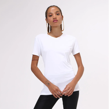 Laden Sie das Bild in den Galerie-Viewer, Model Front: Uv Line Fitness Haut T-Shirt Sport Fit Branco Upf50+
