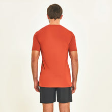 Laden Sie das Bild in den Galerie-Viewer, Model Back: Uv Line Fitness Haut T-Shirt Sport Fit Ferrugem Upf50+
