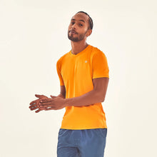 Laden Sie das Bild in den Galerie-Viewer, Model Front: Uv Line T-Shirt Pour Homme T-Shirt Sport Fit Orange Upf50+
