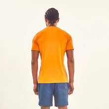 Laden Sie das Bild in den Galerie-Viewer, Model Back: Uv Line T-Shirt Pour Homme T-Shirt Sport Fit Orange Upf50+

